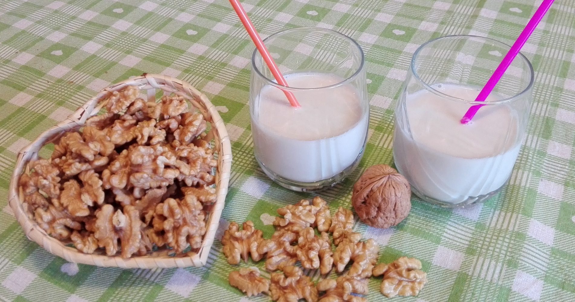 Latte di noci: ingredienti, ricetta e preparazione - Walnut milk: ingredients, recipe and preparation