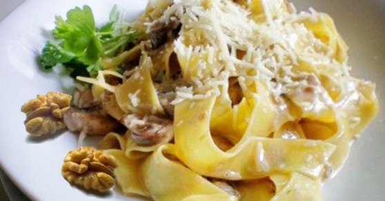Tagliatelle funghi porcini - Tagliatelle with porcini mushrooms and walnuts.