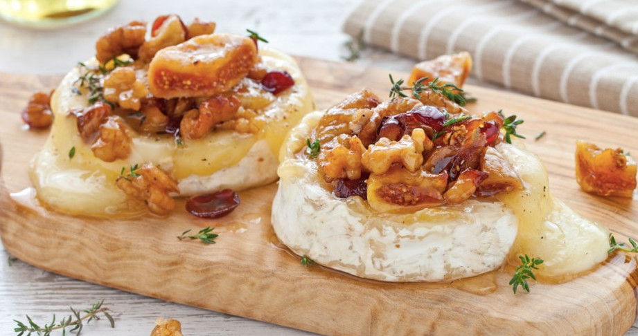 Stuzzichini di brie al forno con noci | Baked brie appetizers with walnuts