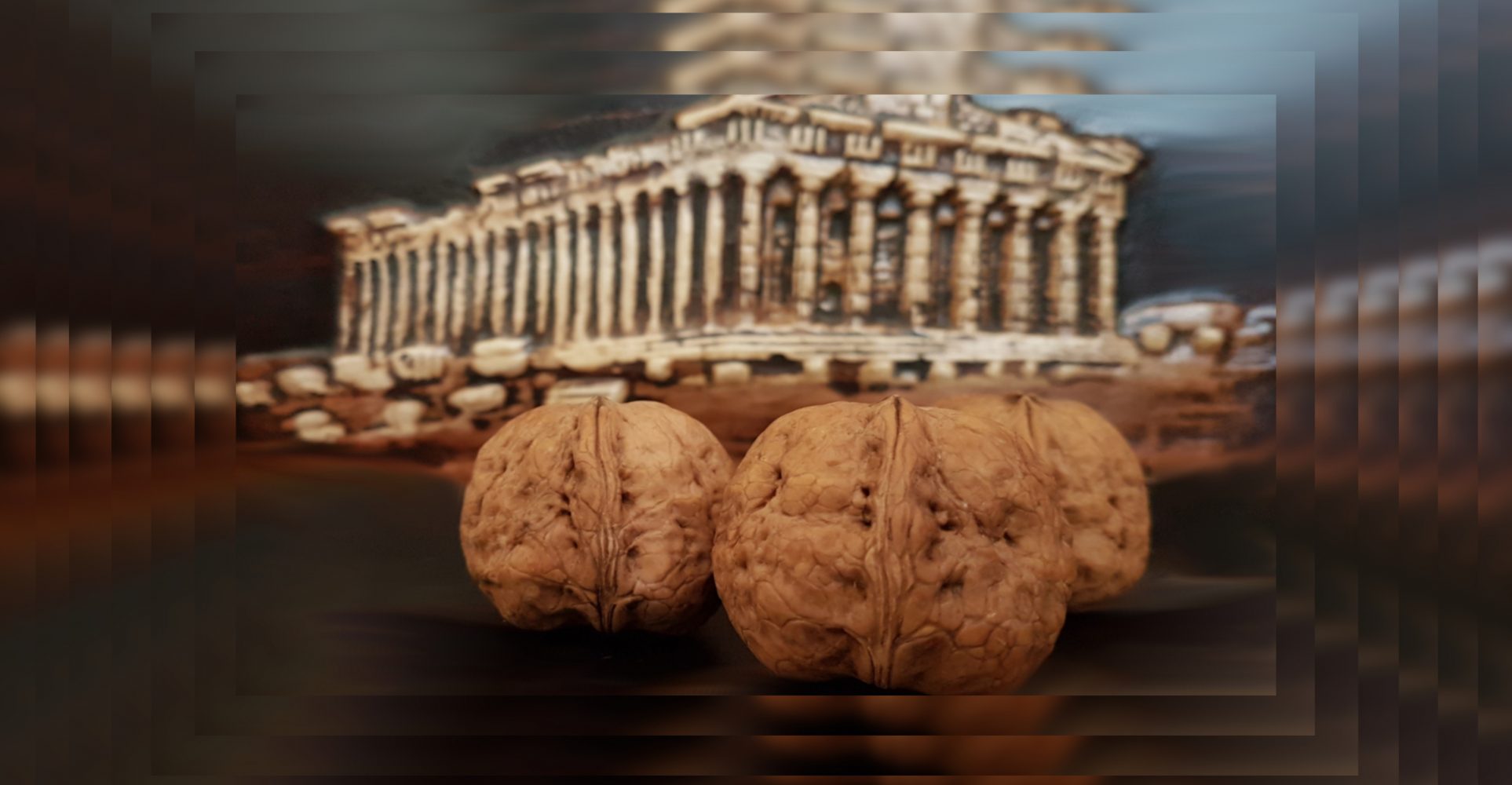 Tre noci intere in primo piano davanti all'Acropoli di Atene - Three whole walnuts in close-up in front of the Acropolis of Athens