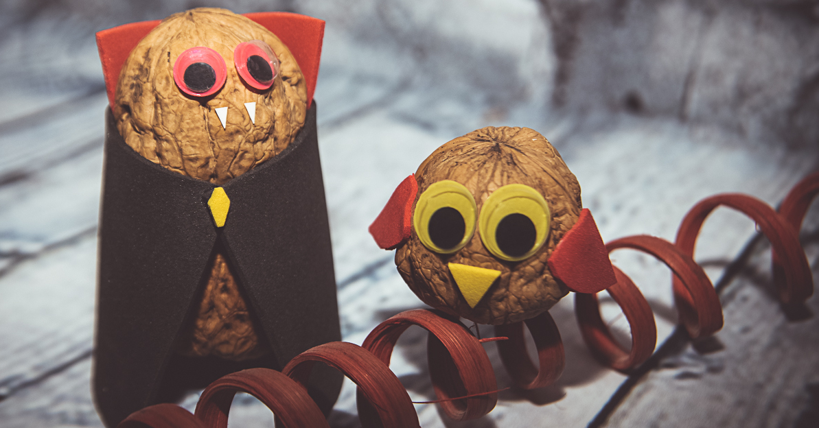 Lavoretti creativi con noci: noce vampiro e noce gufo su spirale rossa - Creative crafts with walnuts: walnut vampire and walnut owl on a red spiral