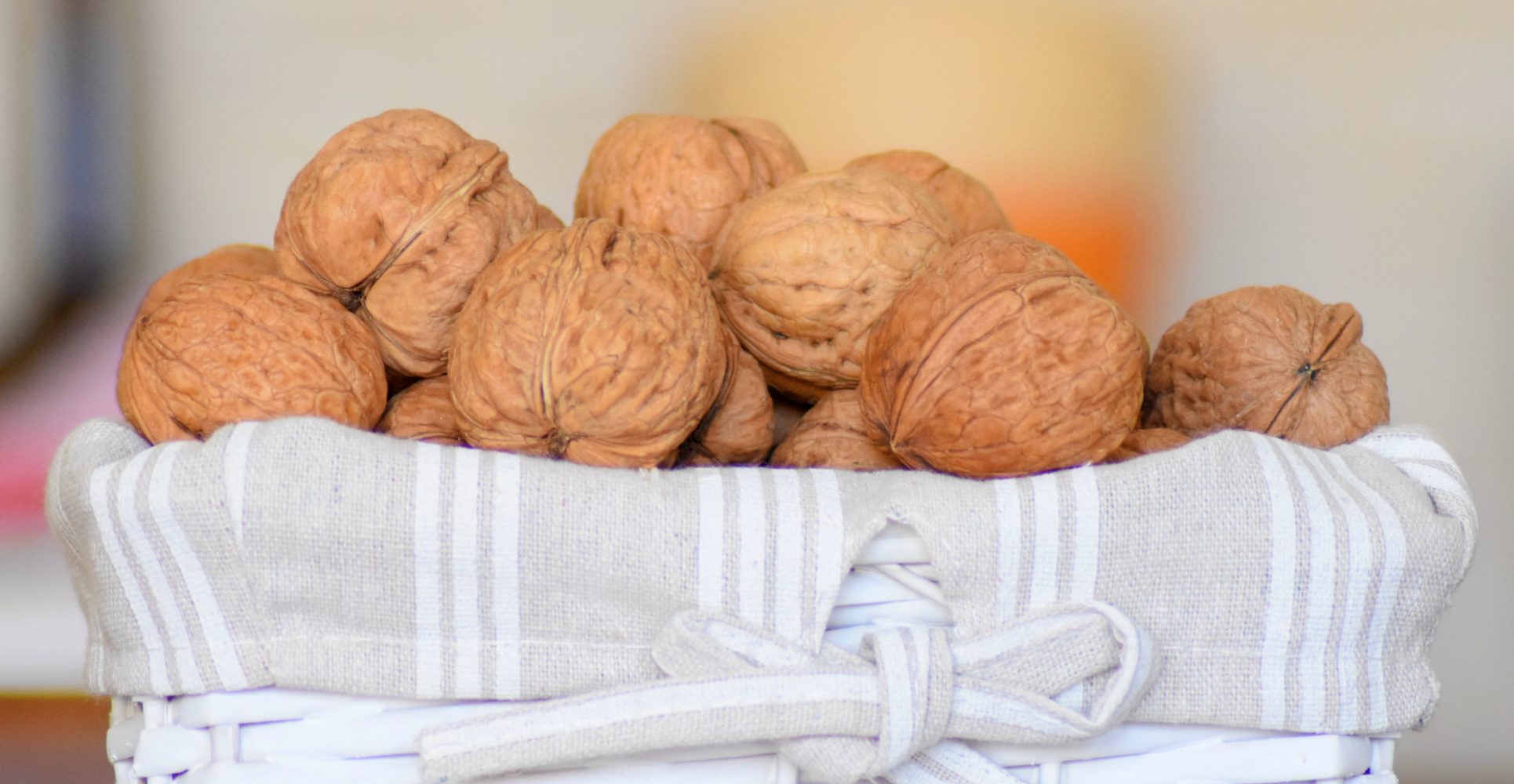 Un cesto colmo di noci intere con guscio - A basket filled with whole walnuts in their shells
