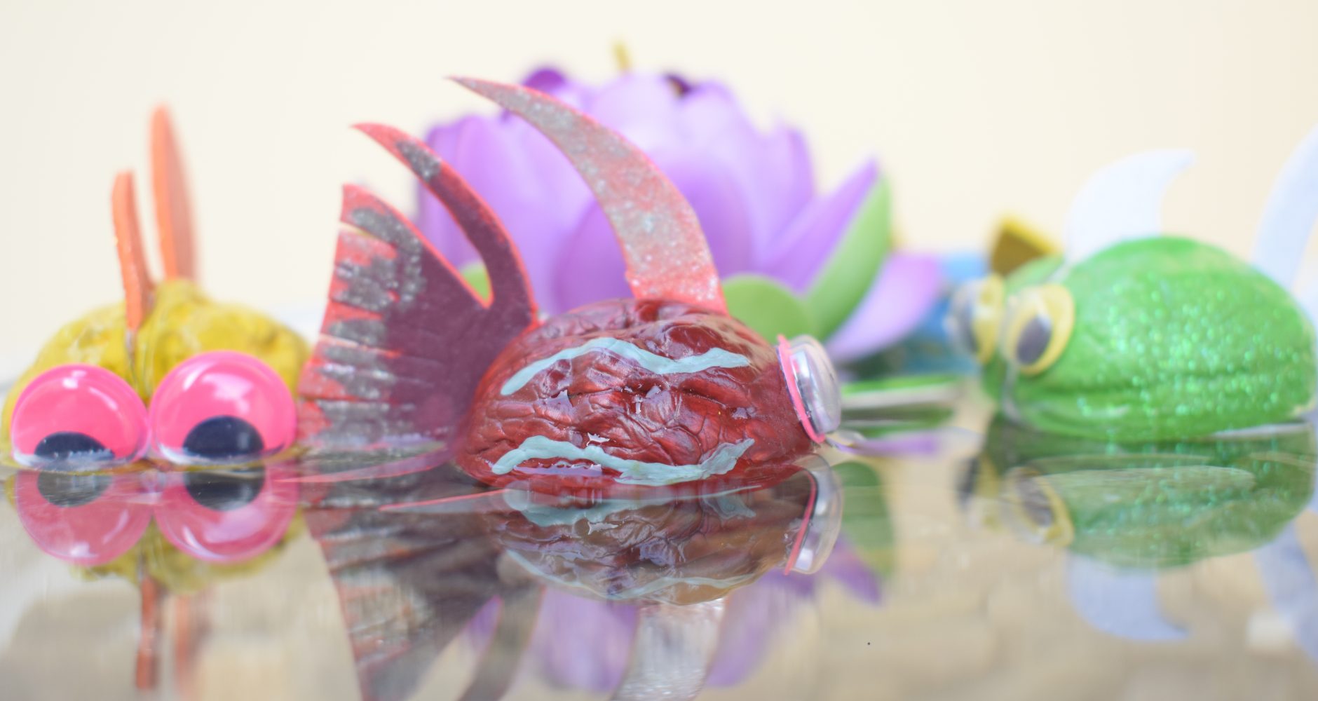 Pesciolini realizzati con noci colorate che galleggiano sull'acqua - Little fish made from colored walnuts floating on water