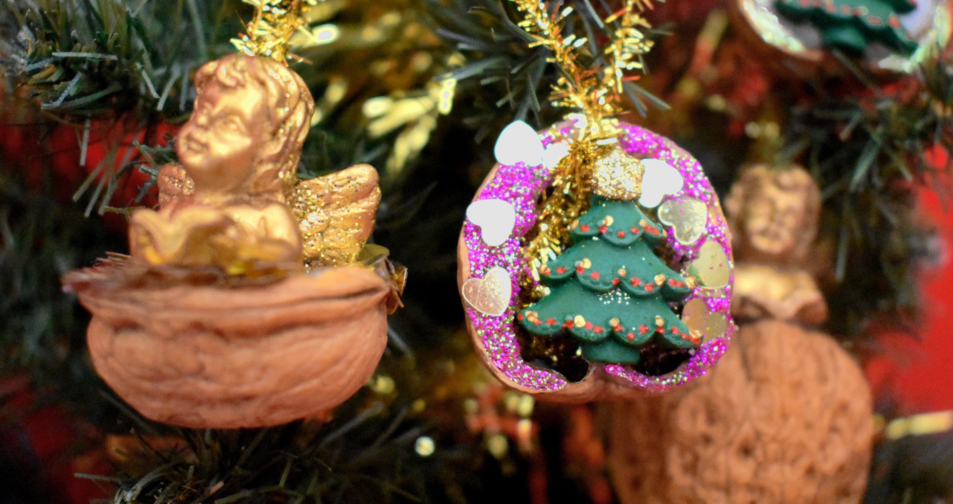 decorazioni natalizie fatte a mano su un albero, con due gusci di noci aperti - Handmade Christmas decorations on a tree, with two opened walnut shells
