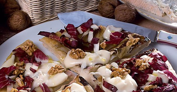 Pizza con noci, pere e fonduta di gorgonzola - Pizza with walnuts, pears, and Gorgonzola fondue