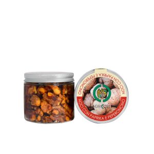 barattolo di noci alla paprika e peperoncino